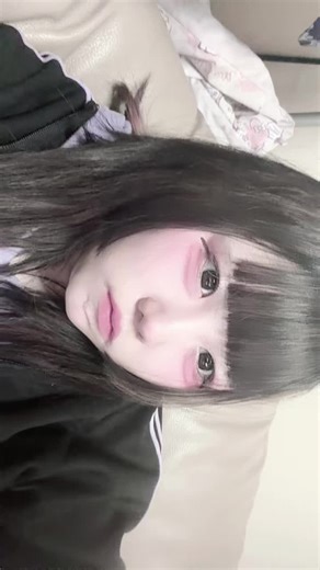 まあまだ19歳だけど、 もう大動脈瘤できて、珍しい症例で手術しても意味ないらしく、 大学病院で余命宣告みたいなのされてますけどね‼️ #地雷系女子 #量産型ヲタク #サブカル女子 #サブカル系 #地雷メイク #黒髪ボブ #黒髪ロング #ぱっつん前髪 #姫カット #06 #19歳 #余命宣告 #大学病院