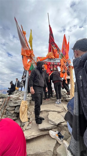𝗨𝗝𝗝𝗪𝗔𝗟🤍 on Instagram: "New Year Apne Apne Ghar me raho Bhai postponed Kar Do Filhal ka plan..fo 😶‍🌫️😶‍🌫️🤦🏽‍♂️ #reel #tungnathtemple❤️🔱 #tungnathtrek #chandarsila"