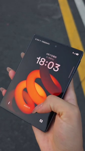 SAMSUNG Z FOLD 8 😱🔥 THIS DISPLAY IS CRAZY SMOOTH! #samsungzfold8 #viral