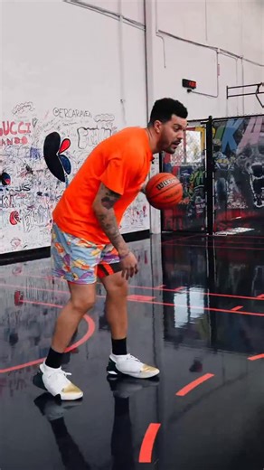 Sean Marshall on Instagram: "🚨Hoopers, handle work🚨 4 ball handling drills to help with snatch backs, punch dribbles and change of pace‼️Add them to you workout🧱"