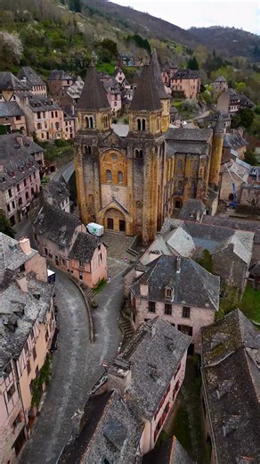 👉🏼 La fachada de la iglesia de Conques es una de las obras maestras del románico europeo. Su tímpano esculpido en el siglo XII representa el Juicio Final con un nivel de detalle excepcional, pensado no solo como decoración, sino como mensaje visual para los peregrinos que recorrían el Camino de Santiago. 👉🏼 En su interior se conserva uno de los tesoros medievales más importantes de Francia: relicarios, orfebrería y, sobre todo, la célebre Majestad de Santa Fe, una figura recubierta de oro y 