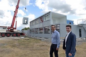 "900 Quadratmeter Schule in drei Tagen!" 💪 Mit diesem Satz lässt sich zusammenfassen, was sich aktuell an der Gesamtschule Geldern tut. Nachdem bereits während der letzten Wochen zu beobachten war, dass eine Bodenplatte neben dem Schulgebäude gegossen wurde, trafen nun die mobilen Klassen per LKW in Geldern ein und wurden sofort installiert. Bürgermeister Sven Kaiser ließ sich - trotz seines Urlaubs - dieses Spektakel nicht entgehen und besichtigte die Baustelle in der Fleuth-Niederung an der K