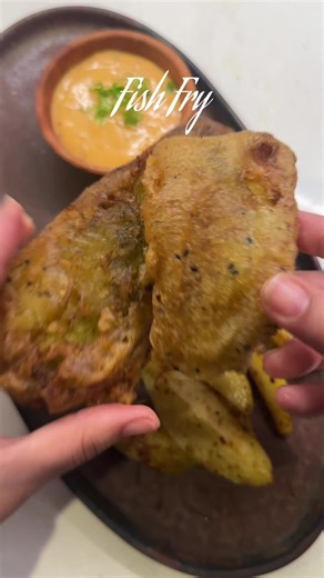 Recipe: - 1.3-1.5lb White Fish Fillet (Basa/Cod) - 1/2 Lemon Green chutney Marinade: - 1/2 cup Cilantro with stems - 1/3 cup Mint - 2 Green chilies - 1/4 tsp Salt or as needed - 1/4 tsp Black pepper - 1/2 small Onion - 2 garlic clove - 1 inch ginger (1tbsp chopped) - 3 tbsp Mustard oil - 1/2 tsp Garam masala - 1 tsp Shaan chaat masala Batter: - 1/2 cup (60 g) all-purpose flour - 1/4 cup (30 g) cornstarch (makes -it extra crispy - 1/4 tsp baking soda - 1/4 tsp salt - 1/2 3tbsp ice-cold sparkling 