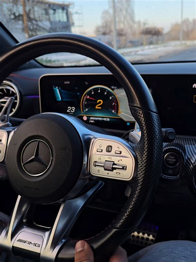 Mercedes CLA 35 AMG 2.0T | seria 306 KM 🔥 Robotę robiliśmy w głównym oddziale Nikotronic w Głogowie i to jest idealny przykład, dlaczego nie każdy mod = dobry mod. Auto trafiło do nas już po ingerencji w soft. Na szczęście „tylko” wypaliło katalizator – a trzeba jasno powiedzieć, że dalsza jazda w takim stanie mogła skończyć się dużo poważniej (EGT, turbo, sonda, GPF, a w skrajnym przypadku silnik). Tu właściciel zareagował w porę i to był bardzo dobry ruch 👍 Zrobiliśmy więc wszystko od zera: 