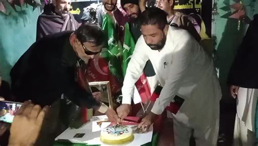 Haleem Adil Sheikh on Instagram‎: "📍ہالا ضلع مٹیاری/سندھ بانی پاکستان قائد اعظم محمد علی جناح کی یومِ پیدائش کے موقع پر پی ٹی آئی ڈسٹرکٹ مٹیاری کے صدر ارشاد مغل کی جانب سے کیک کاٹا گیا۔۔ اس موقع پر پی ٹی آئی عہدیداران و کارکنان نے شرکت کی۔ #QuaidDay #سٹریٹ_موومنٹ_کی_تیاری_پکڑیں"‎