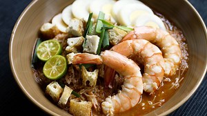 Mee Siam, as the name suggests, means Siamese noodles. It is a perfect dish for breakfast as the beehoon (thin rice vermicelli) soaked in the light and sour-tasting gravy immediately awakens up your appetite! Mee Siam is made by stir-frying beehoon in spices and then drenching it in gravy. (Our Malaysian friends may be more familiar with the stir-fried version) In Singapore, you can basically see Malay, Chinese, Indian and even Peranakan stall owners selling Mee Siam. This is truly a very well l