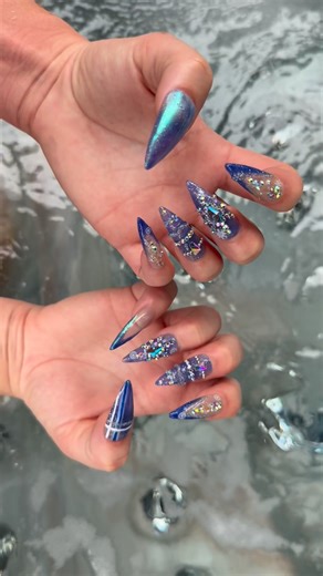 Color Changing Snowflake Set❄️😍 …yes my hands were shaking a girl needed to eat 😅 #nailart #nailartist #pressonnails #colorchanging #nailsonfleek #nailsofinstagram #snownails #christmasnails #bluenails #colorchangingnails | Molly’s Nail Lab