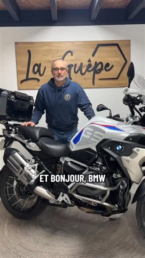 BMW 1250 GS - Le dernier projet 2025. Ce projet de selles confort et personnalisées sera le dernier à sortir de l’atelier pour 2025. Et on va finir en beauté avec une personnalisation très poussée 😉💪🤩 #sellerie #sellier #bmw #bmwgs #bmwgs1250 #bmwgsrallye #2025 | Sellerie La Guêpe