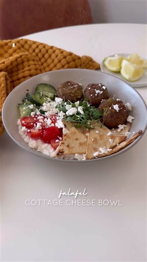 🧆 Falafel Cottage Cheese Bowl A quick and easy lunch recipe that takes less than 15 mins, it’s super light and refreshing, and is packed with protein 🤌🏼 ⏲ Under 15 Mins l Serves 1 #Macros Per Serving: 405 Calories 46g Carbs | 11g Fat | 33g Protein #Recipe Ingredients - 3 Frozen Falafels (Trader Joe’s) - 1 Mini Lavash Flatbread (Atoria’s) - Olive Oil Spray - 165g Low Fat Cottage Cheese (Good Culture) - Cucumber, chopped - Cherry Tomatoes, halved - Microgreens - 14g Fat Free Feta (Athenos) - Le