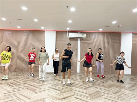 Like it’s Christmas | Jonas Brothers | Zumba Dance Fitness Workout Choreo by Inka Brammer 📲Tuyển sinh các lớp trực tiếp: 💃🏾CN1: 18h30 thứ 3,5 tại 518 CMT8, Q3, Tp HCM 💃🏾CN2 : 8h30 sáng thứ 7 tại 72 đường C1, phuong 13, Tan Binh, Tp HCM 💃🏾CN3: 17h thứ 2,4,6 tại 60 đường Hiền Vương Tân Phú, Tp HCM 💃🏾CN4: 19h30 thứ 6,7 tại Đường số 53, Tân Phong, Quận 7, Hồ Chí Minh Ib để biết thêm thông tin ạ | Dance Fitness with An