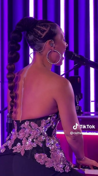 Alicia Keys performing ‘Fallin’’ at Grand Central for @apple’s 50th birthday. #performance #aliciakeys #music #singer #newyorkcity