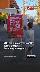 24K views · 51 reactions |  ¿Un QR humano? La insólita forma de ganar hamburguesas gratis Una reconocida cadena de hamburguesas se volvió viral por una increíble estrategia de marketing. Disfrazaron a una persona con un código QR, para que la gente lo persiga: el que lograba escanearlo, se ganaba una hamburguesa gratis. | Diario Río Negro | Facebook
