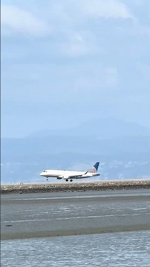 United E175 BUTTER Landing