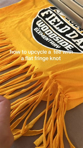 How to - make this flat fringe tee with a knot 💫✂️✌🏻 #madetoorder #uniquelooks #upcycledfashion #makingthings #howtosnip #summerstyle #funstyle #apparelbrand #cutatee #snipping #cutuptee #snippeduptee #makingsomething #fyppppppppppppppppppppppp | T-Shirt Upcycle Diy