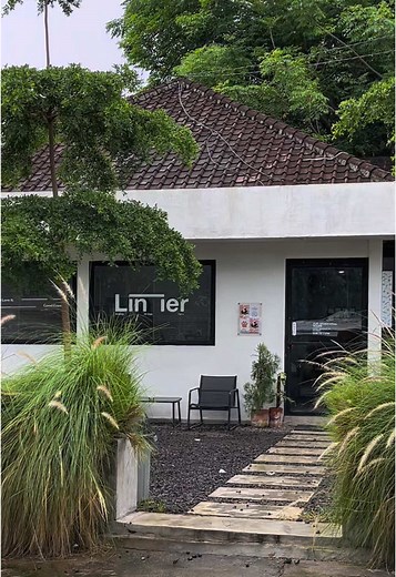 Cozy Coffee Experience at Linier on a Drizzly Day