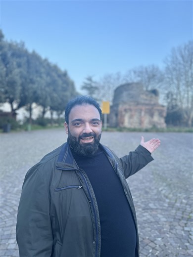 Amedeo Palumbo on Instagram: "Belli miei, avete mai visto il Ciaurro di Marano? 👀 Un mausoleo romano, un pezzo di storia vero… eppure attorno c’è una cosa che fa male: il verde è tenuto male. 🌿😔 Nel video ve lo faccio vedere da vicino, perché questi posti non sono “solo un parchetto”: sono memoria, identità, bellezza… e meritano rispetto. 👇 Ditemi la vostra: secondo voi è normale che un monumento così stia in queste condizioni? Cosa andrebbe fatto, concretamente? ‘Nu bacione 😘 chi più ne sa