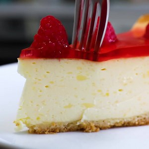 Polako se opraštamo od ljeta uz kraljicu kremastih i osvježavajućih kolača – njezino visočanstvo Mileram torta! 👑 | Coolinarika