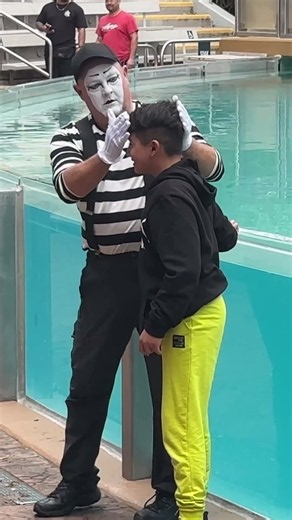 The most wholesome mime moment ever 🥺 #tomthemime #seaworldorlando #goodvibes