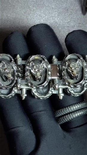 Vintage Hammered Wolf Head Steel Bracelet | 🔗 in my bio VALRSOUL JEWELRY