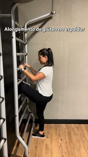 Alongamento de glúteo no espaldar #treino #academia #exercícios #alongamento