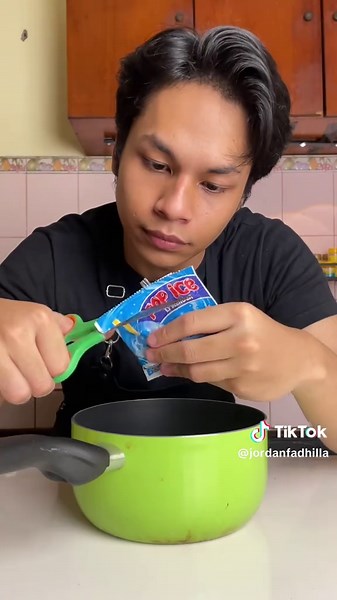 vanilla blue lagi vanilla blue lagi 😔 Basque Burnt CheeseToast • roti • susu 250ml • tepung maizena 1-2 sdm • mentega 1 sdm • 1 cubit garam • keju slice cheddar 5 slices panggang di suhu 200°C 10-15 menit (sambil dicek biar ga over gosong)