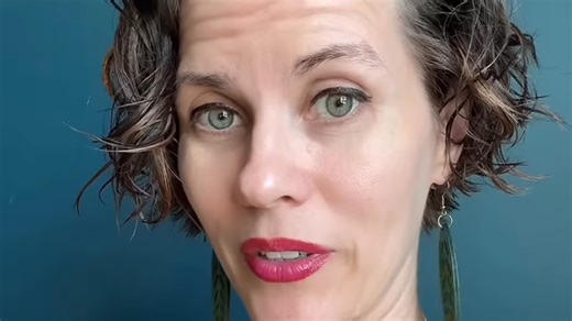 Woman with multiple personalities explains what it's like to switch between them