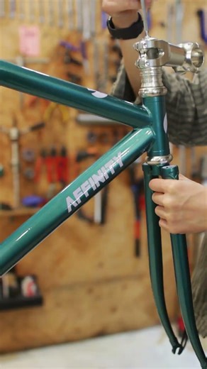 ニューヨークのストリートで生まれて、そのままの温度感で今も残り続けているフレーム。