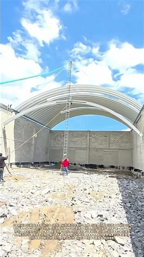 天空に架ける鋼：チームワークが織りなす屋根構築