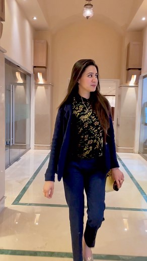 The pain you hide behind your smile is called muskura’HURT 😎 . . . . . . . . . . #teribatomeaisauljhajiya❤️ #mahwishrizvi #song #latest #bollywood #viralreels #trendingreels #serena #islamabad #model #lifestyle | Mahwish Rizvi