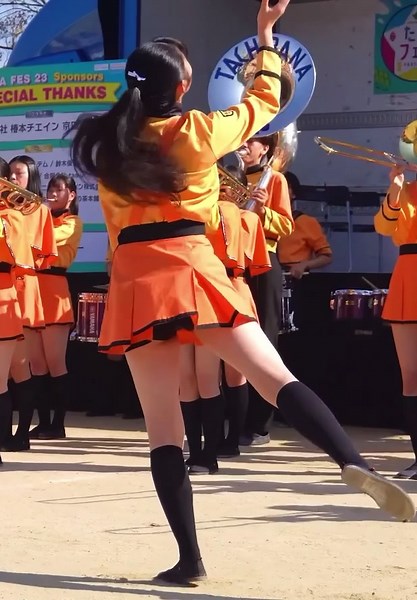 京都橘高校吹奏楽部の素晴らしいマーチングパフォーマンス