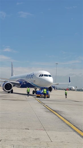 ✈️ IndiGo Pushback Scene | Airport Ground Crew at Work 😱|indigo #aviation #indigo #pushback #airport
