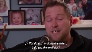 Hør Anders Bro og den musikalske komiker Martin Kanstrup fra Thy, der spiller en sang til dronningen, som Martin skrev dagen efter hendes nytårstale - og som de her spiller i hans stue. 🎶👑 | TV MIDTVEST