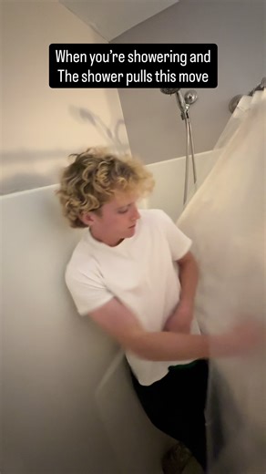 Jump scare 😭 #shower #funny #getreadywithme #relateable | jump scare