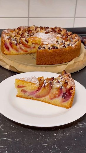 Ayten Odabas on Instagram: "Lezzetli mi Lezzetli Mürdüm Erikli Kek tarifi Malzemeler: 1 kase erik 125 gr tereyağ 1 Su bardağı şeker 3 Yumurta 2 Yemek kaşığı yoğurt 1 paket kabartma tozu 1 Paket vanilya şeker 2 Su bardağı un Üzeri için: 2 Yemek kaşığı file badem 1 Yemek kaşığı şeker Piştikten sonra üzerine pudra şekeri Erikleri yıkayalım.Çekirdeklerini çıkarıp ikiye bölelim.Yani eriği dörde bölelim ve kenara alıp,hamuru hazırlamaya başlayalım. Yumuşamış tereyağını ve şekeri krema gibi olana kadar