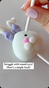 Struggling to get those tiny dot eyes 👀 just right? Here’s a simple hack! 💕✨ Dip the end of a cake pop stick into black Poppy Paint, press it straight down onto your cake pop and voilà— perfectly round eyes every time! Let them dry, and if you want to add extra dimension, use a dotting tool to place a tiny white highlight in the upper right corner. Watch the full-length reel on our Instagram feed! 🎥✨ Shop supplies on our website www.mylittlecakepop.com or tap the image to shop. 🛍️ Try it out