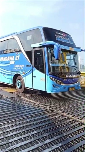 Detik-detik Bus pandawa 87 Memasuki kapal penyeberangan Bakauheni - Merak
