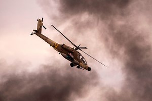 Israeli Apache helicopter hits Hamas with chain gun, Hellfire missile—Video