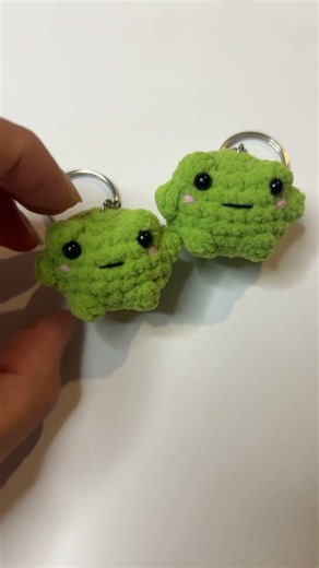Find this adorable frog keychain in my Etsy shop. yhoamnyestefani.etsy.com 🐸
