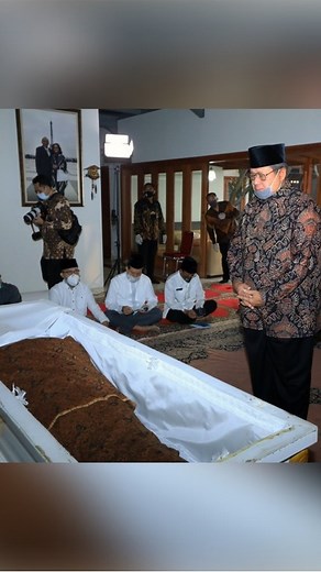 Ani Yudhoyono In Memoriam on Instagram: "Inna lillahi wa inna ilaihi raji'un. Kita kehilangan salah satu prajurit terbaik dan putra terbaik bangsa Jenderal TNI Pramono Edhie Wibowo. Dia prajurit sejati yang kenyang bertugas di medan laga utk Sang Merah Putih. Selamat jalan adikku. Istirahatlah dengan tenang di sisi Allah SWT. * SBY *"