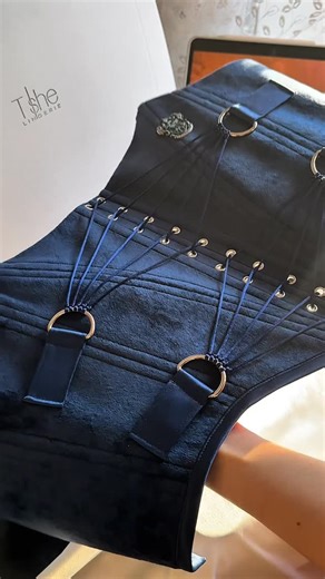 Авторское нижнее белье и корсеты on Instagram: "Корсет «Когтевран/Ravenclaw» 9000₽ 🪄✨🐦‍⬛ Сколько тестов не проходила, меня всегда брали на факультет Когтевран. Мне безумно нравится эта истетика и не мне одной! Не зря столько людей просило именнл этот факультет и он готов 🥰 Корсеты Слизерин и Гриффиндор уже в профиле 🫶🏻 Для заказа корсета напиши в Direct - @tishe_lingerie ❤️ Всех люблю и с Новым годом! 🎄🎉 #ravenclaw #harrypotter #harrypottercorset #harrypottermerch #когтевран #гаррипоттере