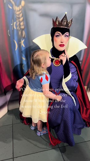 All she wanted to do was hug the Evil Queen to “make her more nice” 🤣🥹 she was fabulous tho, definitely one of our favorite character meets ever!! Wren is still talking about it weeks later 💛👑 #disney #disneyworld #evilqueen #disneyvillains #fyp @Disney Parks