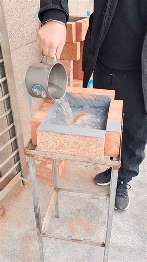 Longpu H3, a pure polyurea material, provides comprehensive waterproofing for various roof cracks