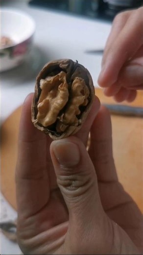 Best trick to remove walnut shells"😜😉😂 #easy #cracked #walnut #healthyfood #shorts #tricks #viral