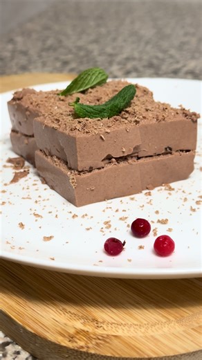 🍫✨ Recipe Below ✨🍫 I want to share with you a delicious, light, high-protein chocolate soufflé 😍 One serving contains a whole 48 g of protein 💪🔥 📊 Calories & Macros per serving (~490 g): 🔹 410 kcal 🔹 Protein: 48 g 💪 🔹 Fat: 14 g 🥑 🔹 Carbs: 23 g 🍞 📊 Calories & Macros per 100 g: 🔹 84 kcal 🔹 Protein: 9.8 g 🔹 Fat: 2.9 g 🔹 Carbs: 4.7 g 🛒 Ingredients: 🥣 400 g Greek yogurt (2%) 🍫 15 g cocoa powder (unsweetened) 🍯 Sweetener to taste ✨ 10 g instant gelatin 💧 40 ml hot water 🍫 10 g 