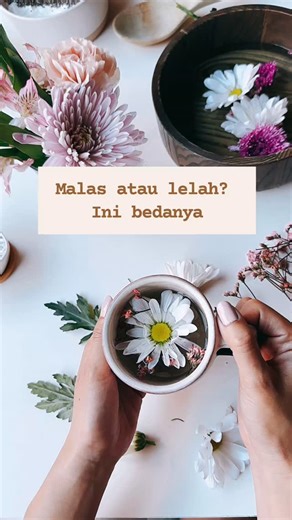 DwiZahraAN on Instagram‎: "Banyak ibu berkata: “Aku kok malas banget ya?” Padahal, sering kali itu bukan malas—tapi lelah. 🧠 Secara ilmu otak: Malas ≠ Lelah ✅ Malas (amotivation): Tidak ada keinginan atau tujuan Tidak merasa penting melakukan tugas Otak tidak melihat reward atau meaning ✅ Lelah (fatigue): Niat ada, tapi energi mental/fisik habis Fokus menurun Emosi mudah naik Tubuh minta recovery Burnout terjadi saat: 💢 tuntutan tinggi 💢 kontrol rendah 💢 recovery kurang Ini masalah sistem, b