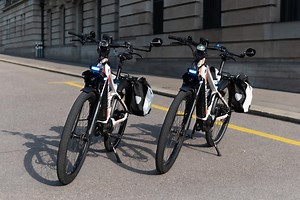 Gyrophare et sirène pour les vélos électriques de la police zurichoise | RTS