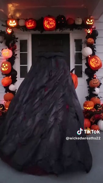 Off with your head! The Headless Horseman will ride again! This cosplay was so much fun to do, I would love to do more videos like this. If you want to see more check out my YouTube and support the video!! Happy Halloween my spooky friends 🖤🎃🫥🐴 #cosplay #headlesshorseman