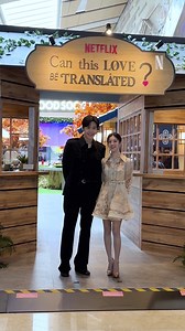 TOR, MONITOR KETUA! 😆 Kim Seon-ho & Go Youn-jung lagi keliling sambil foto-foto di instalasi Can This Love Be Translated? Jakarta Edition, Atrium Kota Kasablanka! #CTLBTJakarta | Netflix