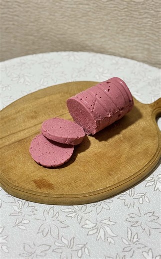 Türklərin üsulu ilə salam hazırladım. Soyuq halda sendviçlərdə istifadə etmək daha məqsədə uyğun olar. Sınayanlara nuş olsun☺️ RESEPT: 300 qr toyuq filesi 2 ədəd toyuq budu 1 ədəd soğan 1 ədəd kök 2-3 diş sarımsaq 3 ədəd yarpaq dəfnə yarpağı 6-7 ədəd iri istiot dənəsi 1 ədəd kiçik çuğundur (qaynadıb suyunu sıxın) Duz,istiot,paprika,sarımsaq tozu 30 qr jelatin (1 stəkan qaynar suda həll edib istifad edin) #salami #ramadanrecipes #viral #asmr #keşfetteyizzz