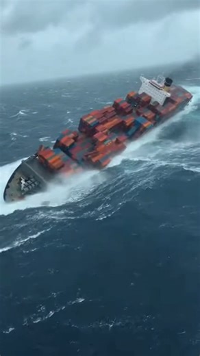 🚁🌊 Helicopter Captures Cargo Ship’s Final MomentsA rescue helicopter responding to an SOS call